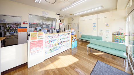 日の差し込む明るい店内。絵本や間違い探しなど、キッズコーナーがあります。