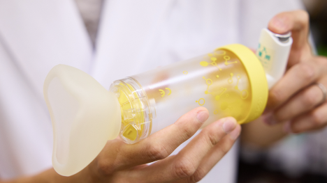 喘息のお子様への吸入指導、お任せください。丁寧にご説明します。