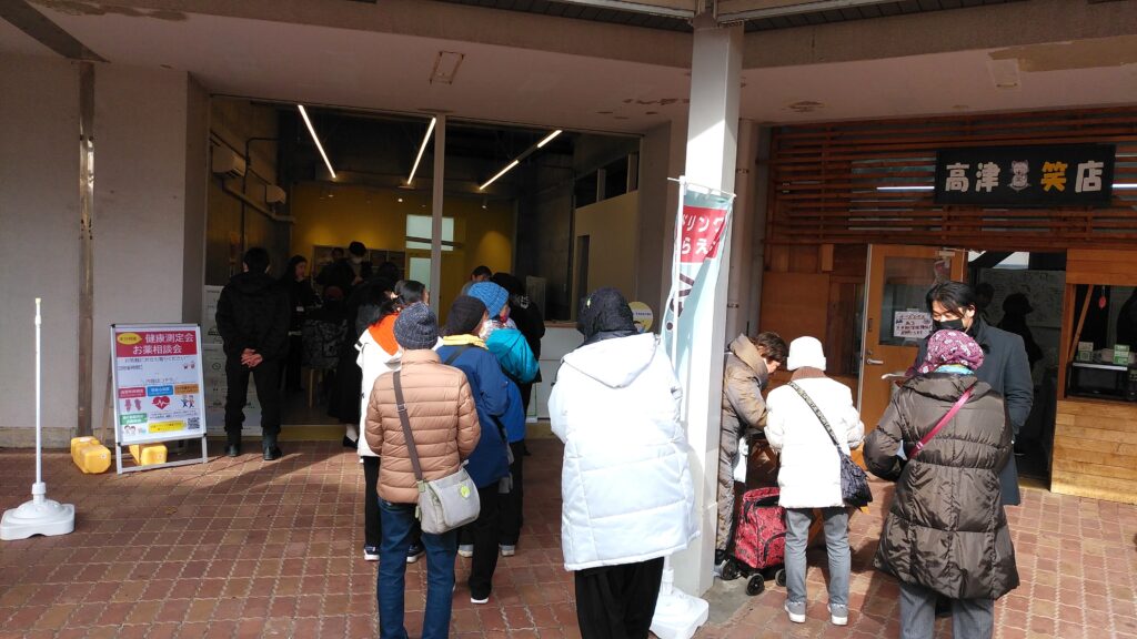 ウォークラリーの参加受付に並ぶ住民の皆さま
