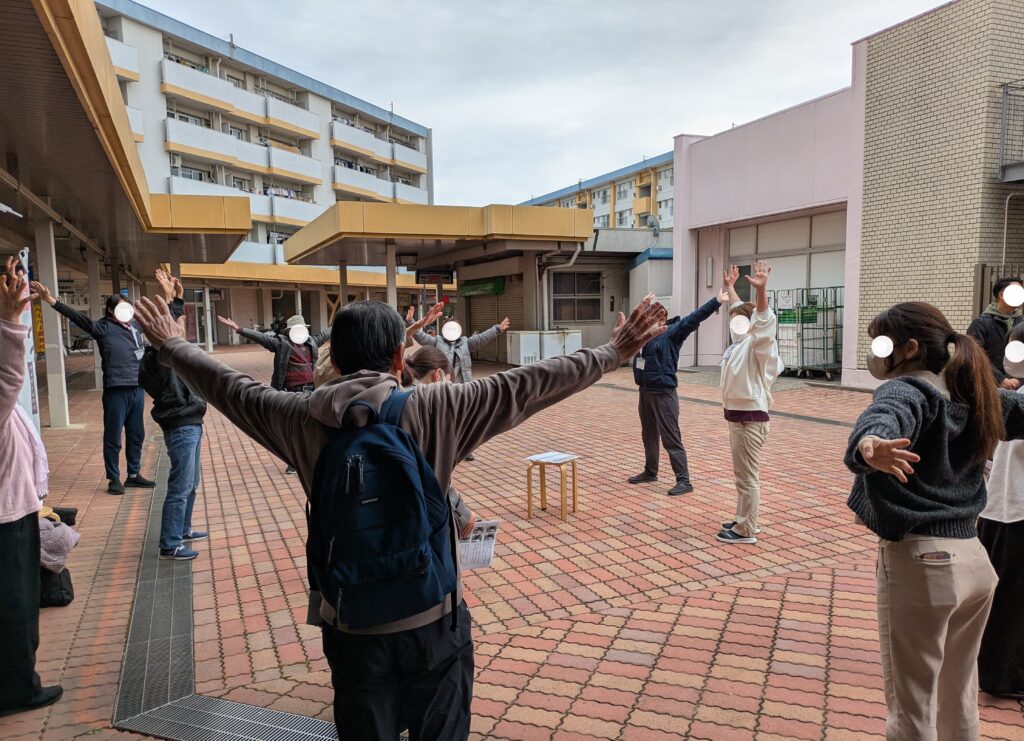 さくら咲くやちよのスタッフによる地域住民向けのクールダウンストレッチの様子