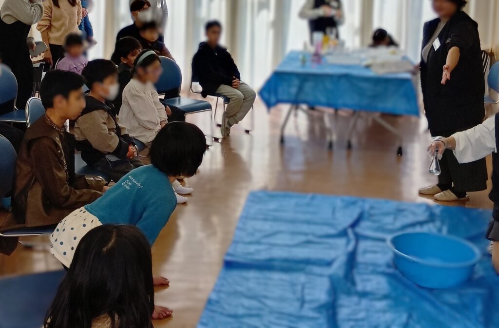 実験に注目する子どもたちの様子