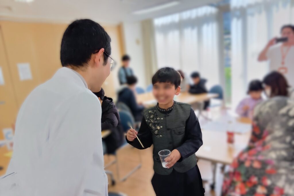 子どもが体験実験に参加している様子