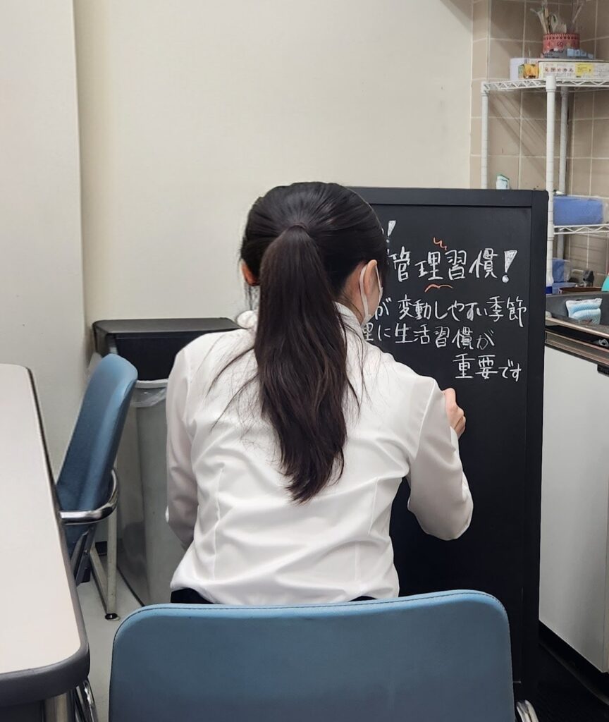 実習生がA看板を作成している様子