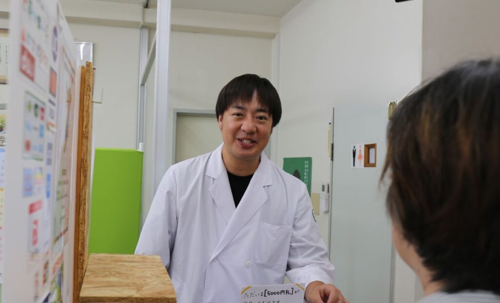 会計時に来局者へ声をかけるコスモス薬局東船橋店の浅野薬局長