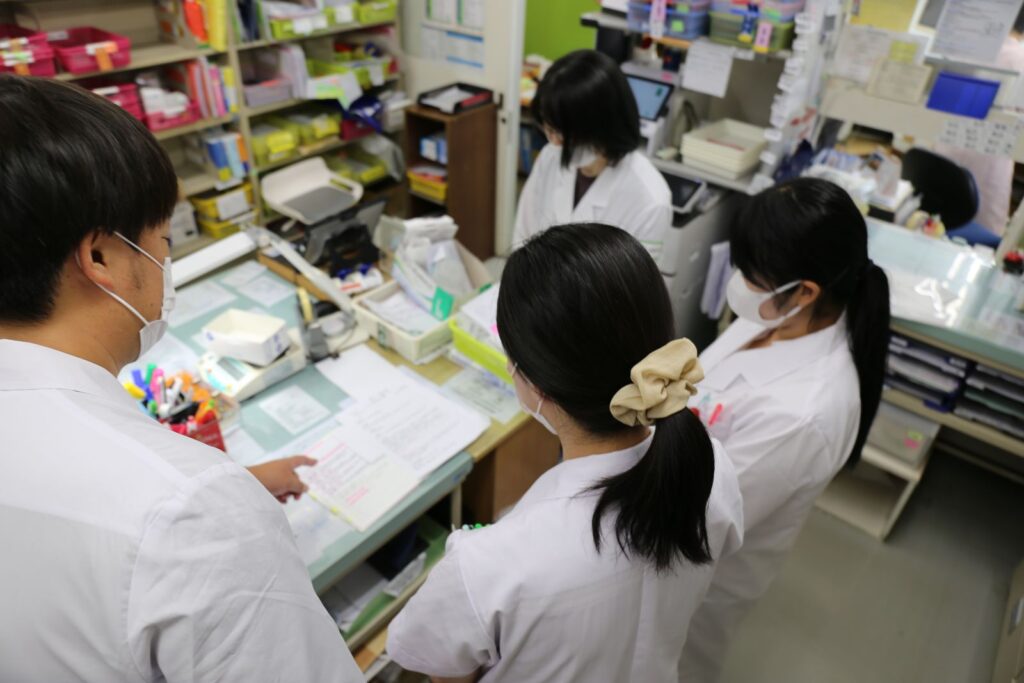 業務について話し合うコスモス薬局東船橋店のスタッフ