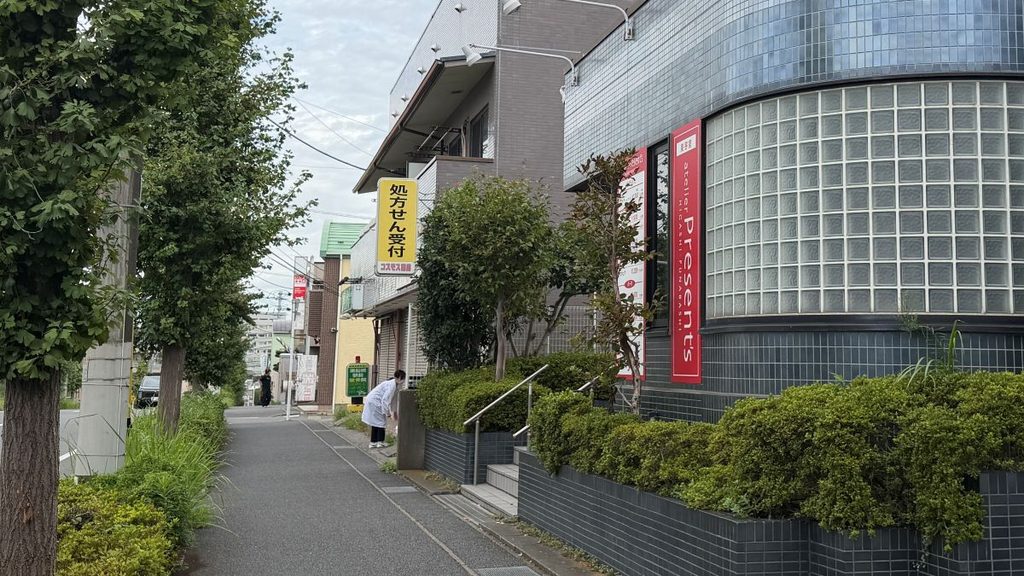 コスモス薬局東船橋店へ向かう歩道と処方せん受付看板