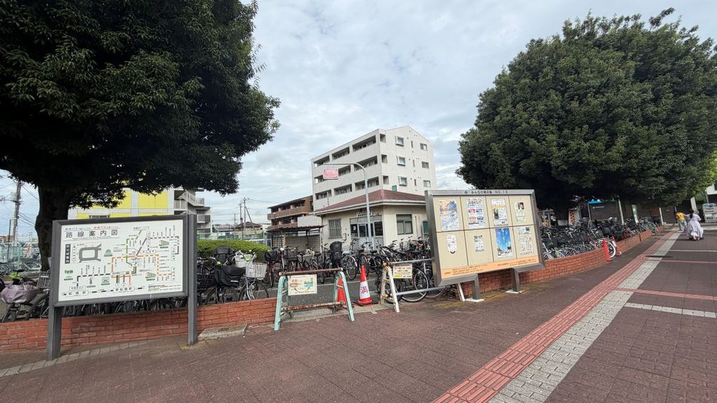 東船橋駅北口の案内板と駐輪場