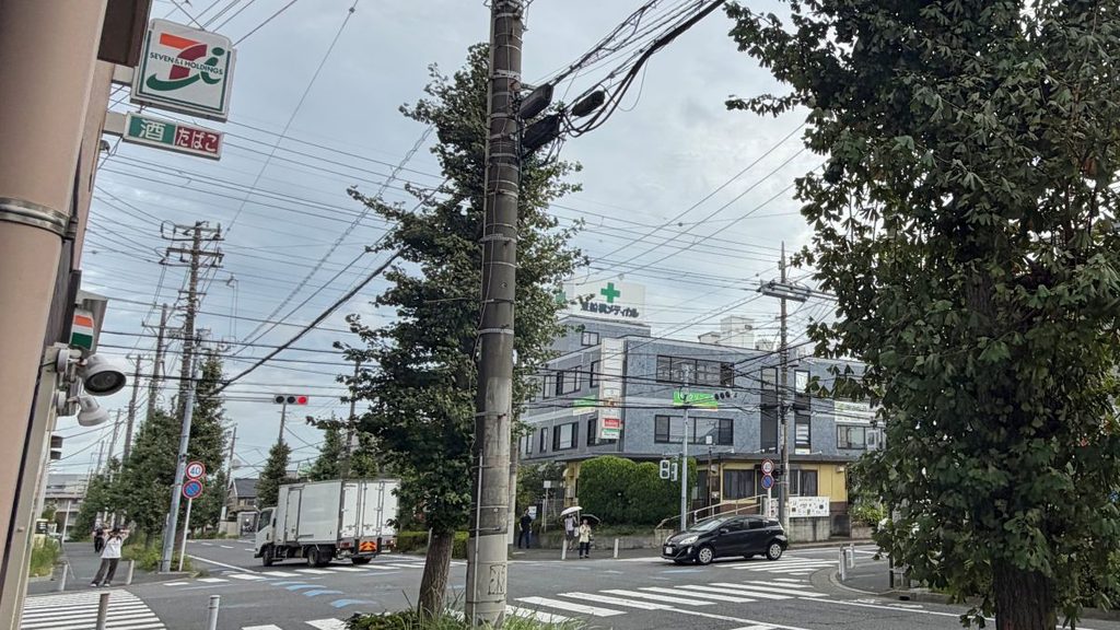 東船橋北口からコスモス薬局東船橋店へ向かう道路と交差点