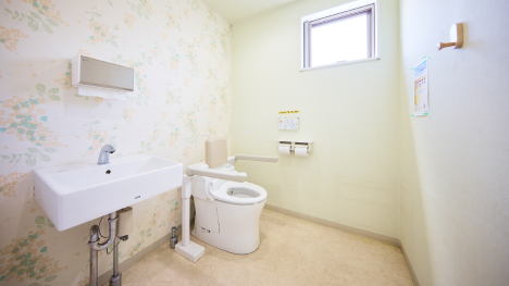 バリアフリートイレ。広めの空間で車いす、歩行器使用も安心です。