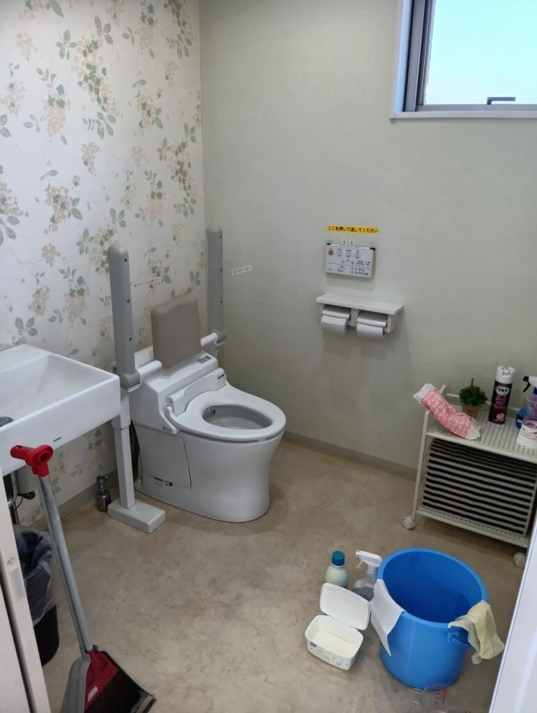 トイレ清掃を行うスタッフの様子