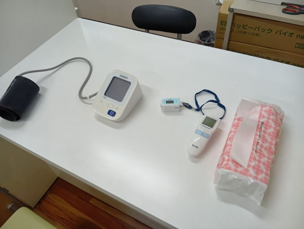 みずき薬局星久喜店で使用する血圧計や体温計、パルスオキシメーター