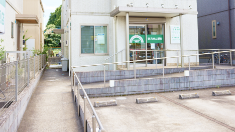 入口はスロープ。車いす、歩行器使用でも安心です。