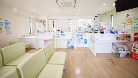 清潔で明るい待合室。座って相談できるブースもあります。
