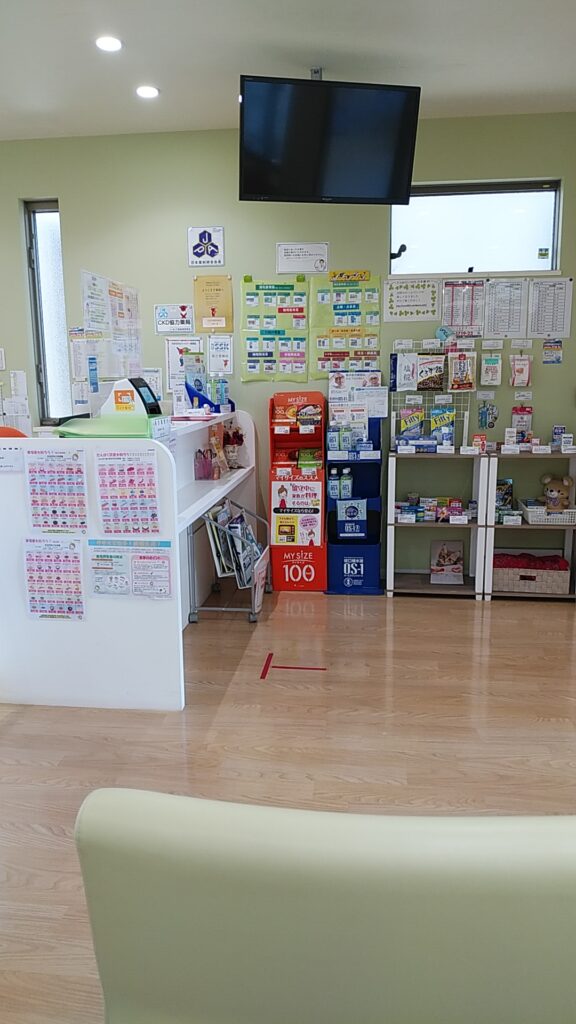 みずき薬局市原店の商品棚の下段に置かれた猫の写真カレンダー　脳トレとして楽しめる店内の工夫