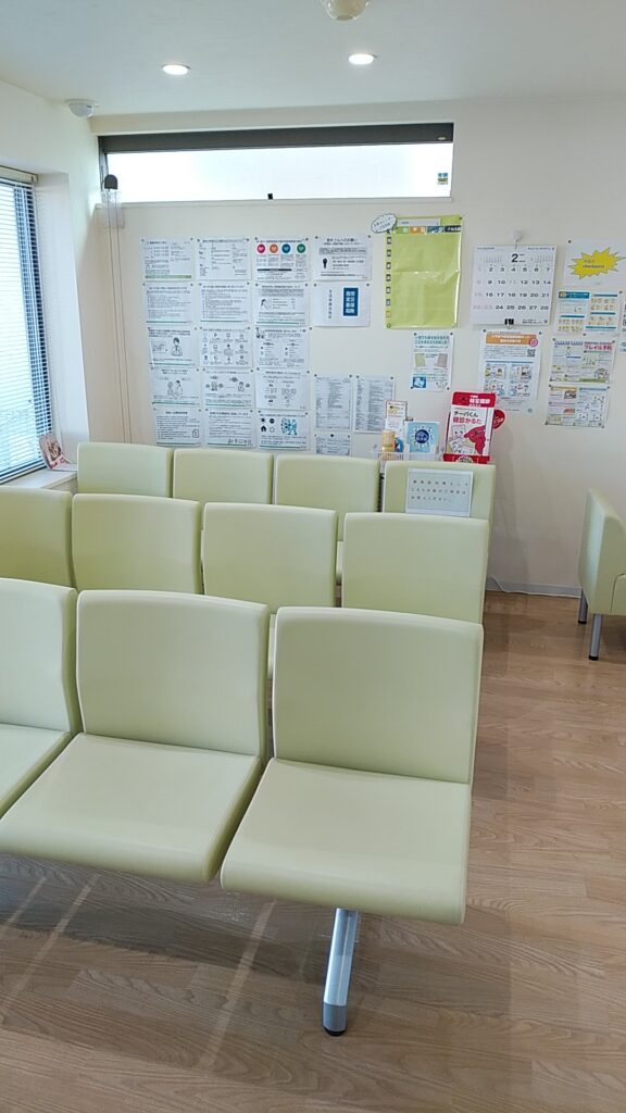 みずき薬局市原店待合スペース　出窓付近に置かれた猫の写真カレンダーを探す店内企画