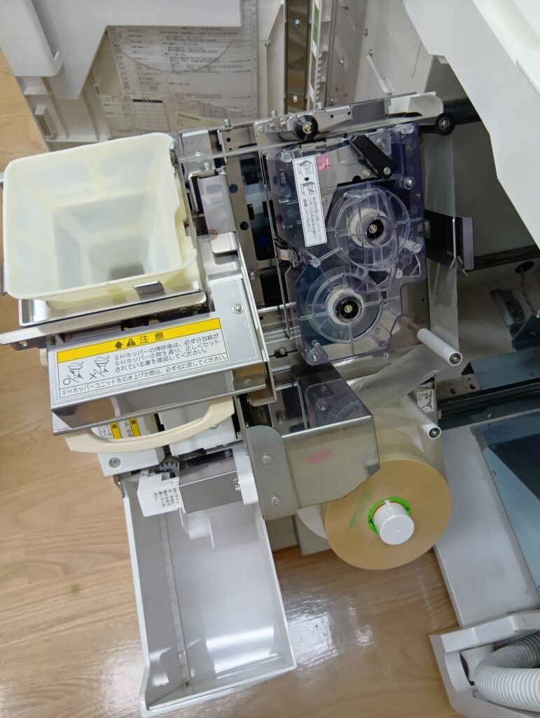 分包機のインクリボン交換作業