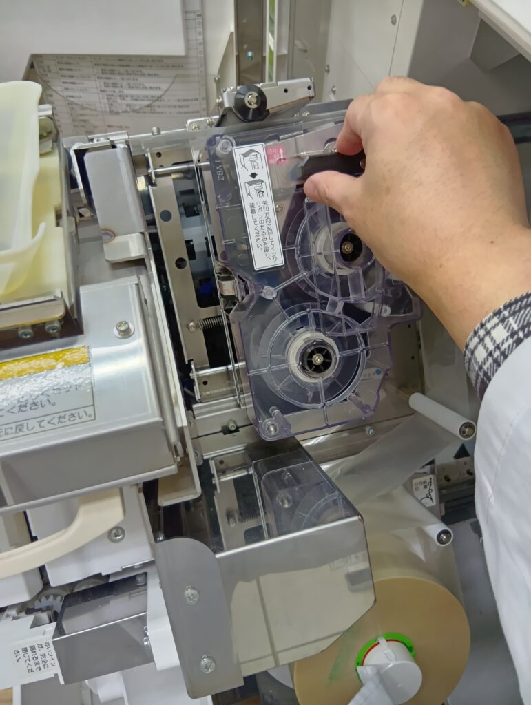 薬局の調剤機器メンテナンス風景