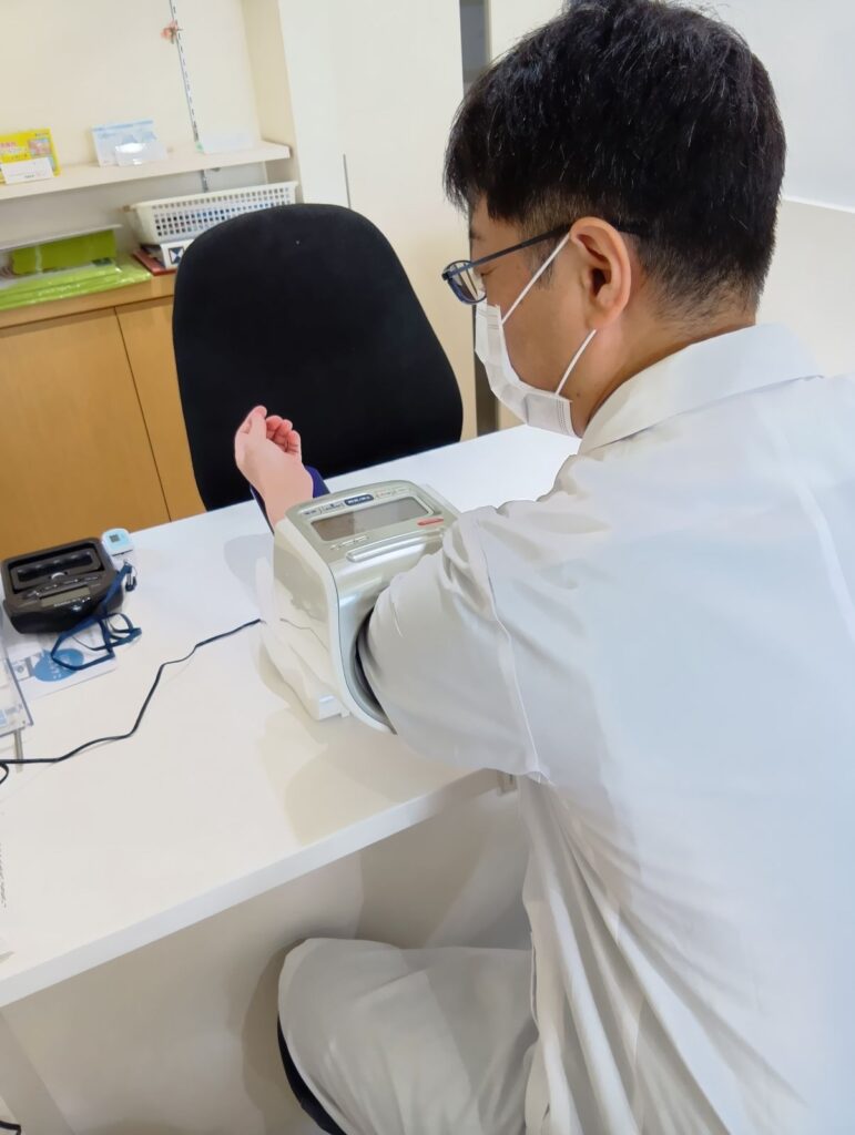 みずき薬局 市原店のスタッフが血圧計の使い方を確認している様子
