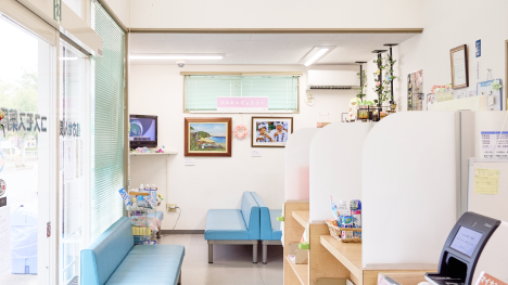 日差しの入る明るい店内。地元の方の絵画や写真の展示ご覧ください。