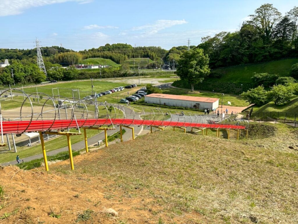 木下万葉公園の見どころ②:子どもが大喜び「ローラー滑り台」