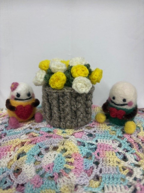 編み物で作られた黄色と白の花の手作り作品