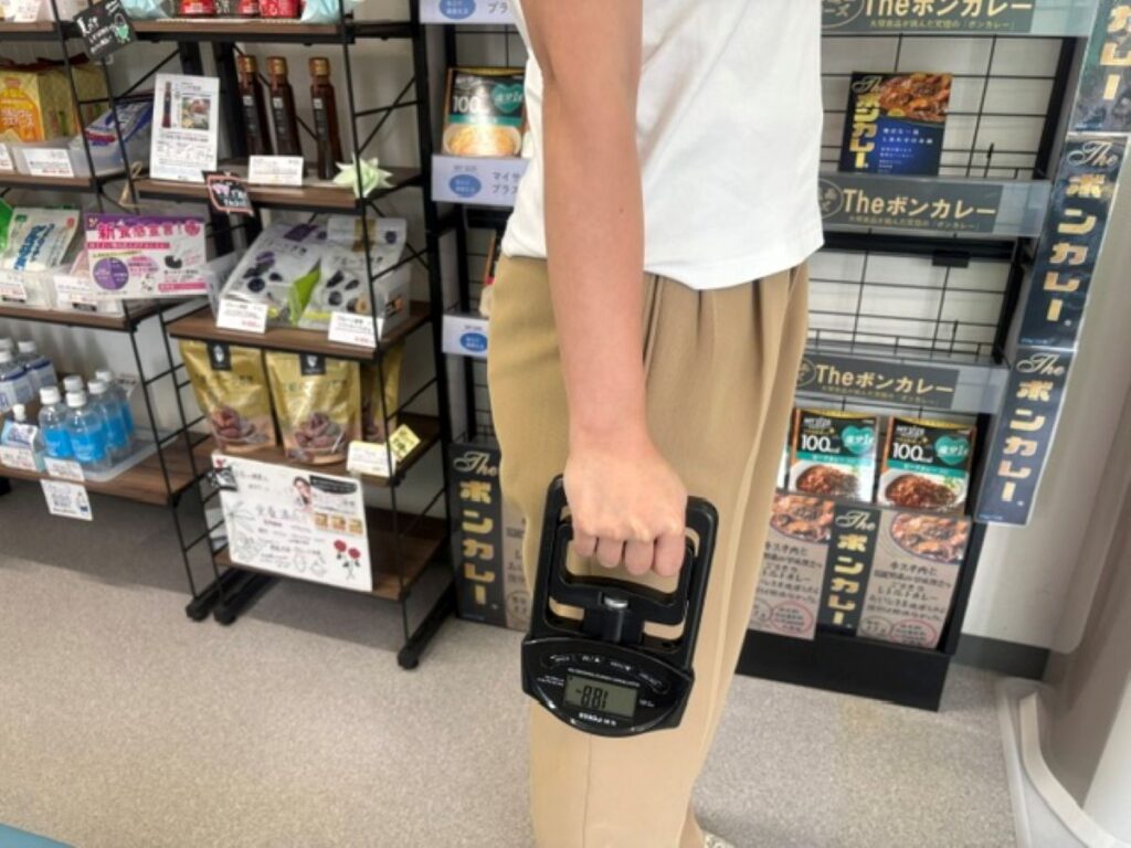 コスモス薬局印西店の握力計で握力を測定している様子