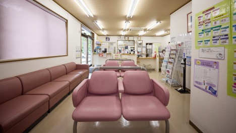 ゆったり座れる待合スペース。