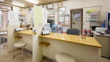 プライバシーに配慮したお薬お渡し口。隣を気にせずお話しいただけます。