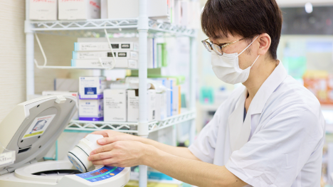 軟膏混合器を使用し、待ち時間短縮の工夫をしています。