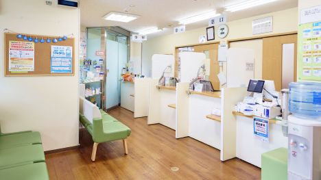 明るく清潔な店内。仕切り付きのお渡し口でプライバシーを守ります。