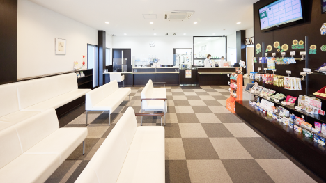 広々店内。車いす、歩行器などの利用も楽々です。