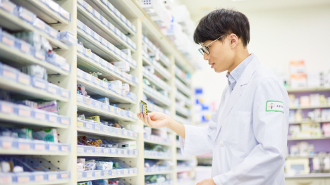 医薬品1200品目以上備蓄。どちらの病院の処方箋にも対応します。