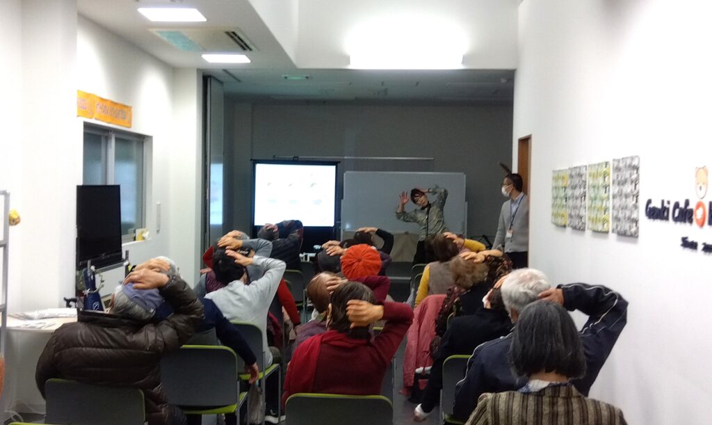 参加者全員で行う喉と体のストレッチ