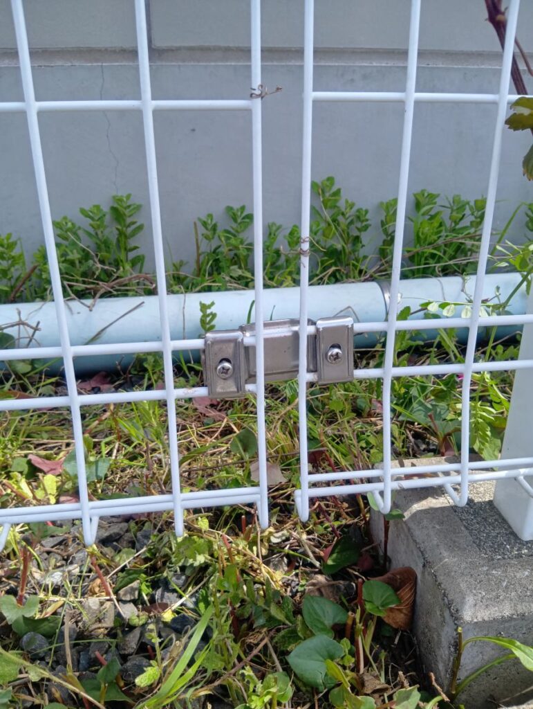 修理後のフェンス金具の状態
