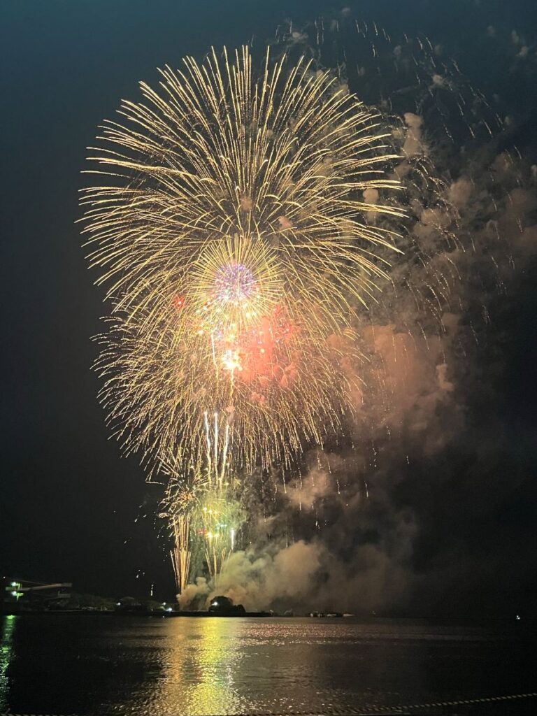 木更津港まつりで打ち上げられた大きな金色の花火
