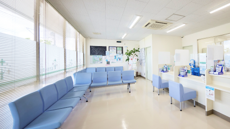 広々待合室　車いすも利用できます。