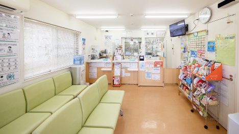 窓からは自然光、明るい待合室はバリアフリー対応です。