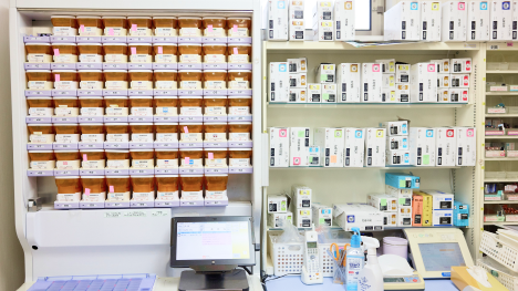 自動分包機を導入、調剤時間を短縮。スムーズにお薬をお渡しします。