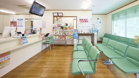 バリアフリーの店内。お薬お渡し口は座って相談できるブースもあります。