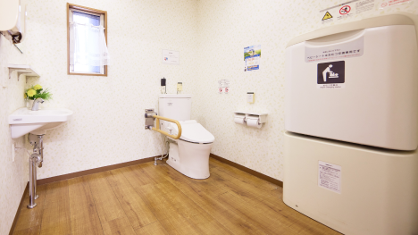 広い化粧室は車いすでも利用できます。ベビーシートも設置しています。