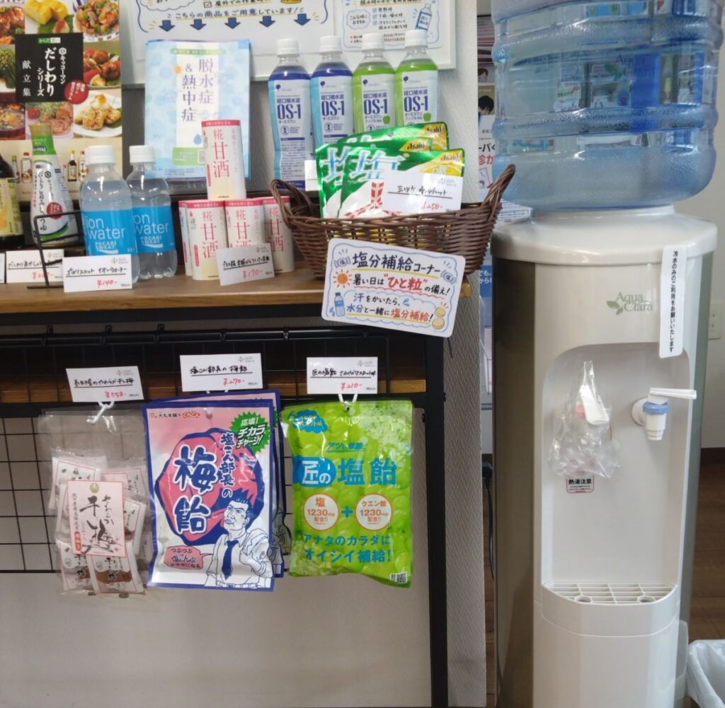 みずき薬局成田店の熱中症対策コーナーに並ぶ経口補水液と塩分補給商品