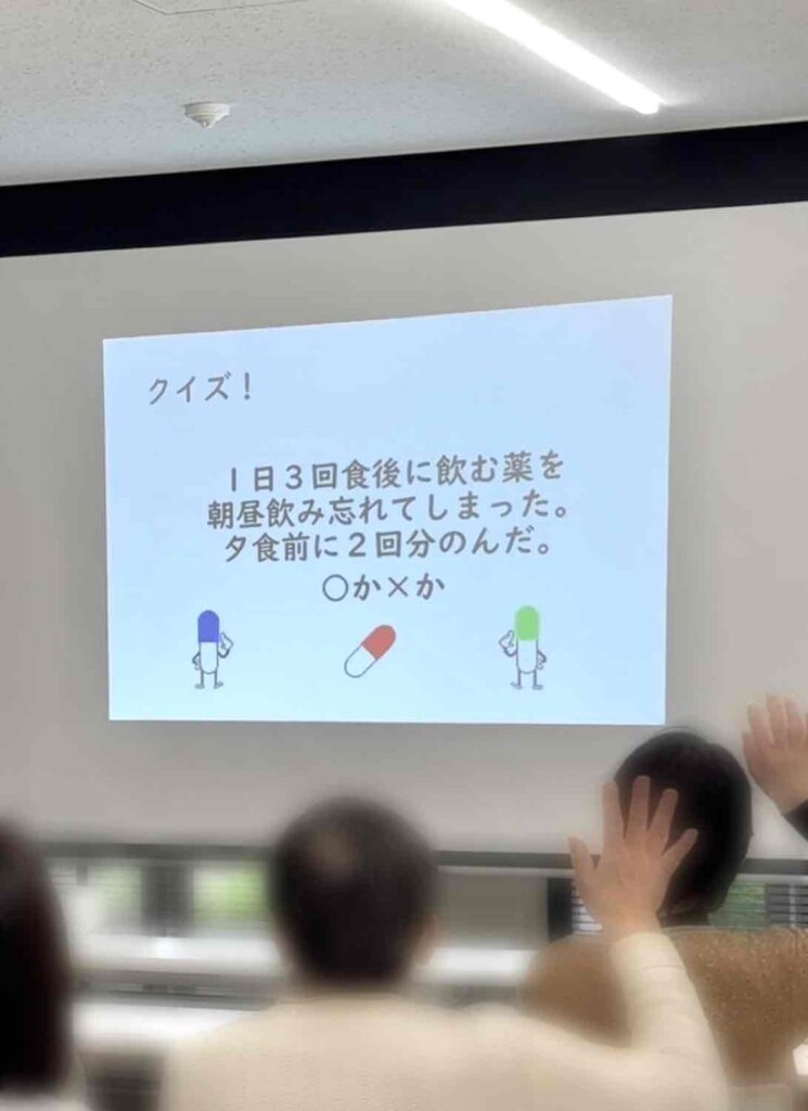 地域講座で薬に関するクイズに参加する参加者の様子