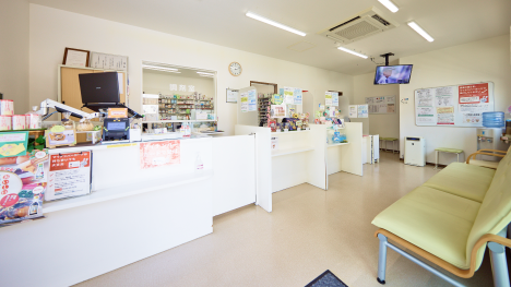 ゆったり座れる待合スペース。空気清浄機を常時稼働し感染症対策しています。