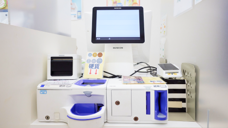 会計はセミセルフ。各種クレジット、電子マネー等対応しています。