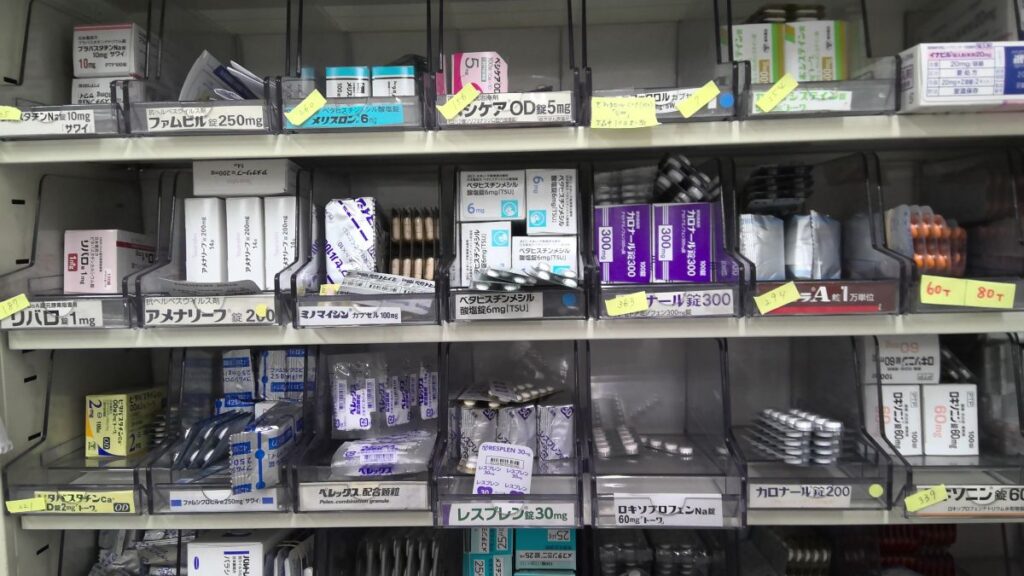 オレンジ薬局深尾店の医薬品棚の様子 在庫管理された薬剤
