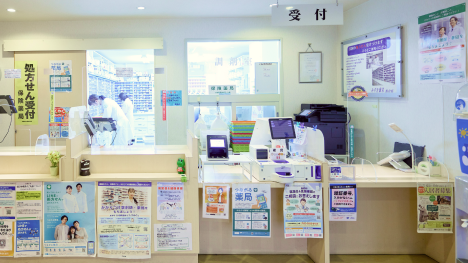 受付は入口正面。スピーディーに対応し待ち時間短縮に努めています。