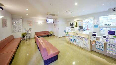 広い待合室。やわらかい照明、落ち着いた空間でお待ちください。