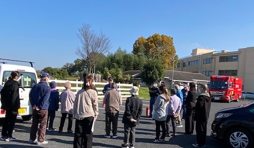 真っ赤な消防車が到着！「もしも」に備える訓練を行いました