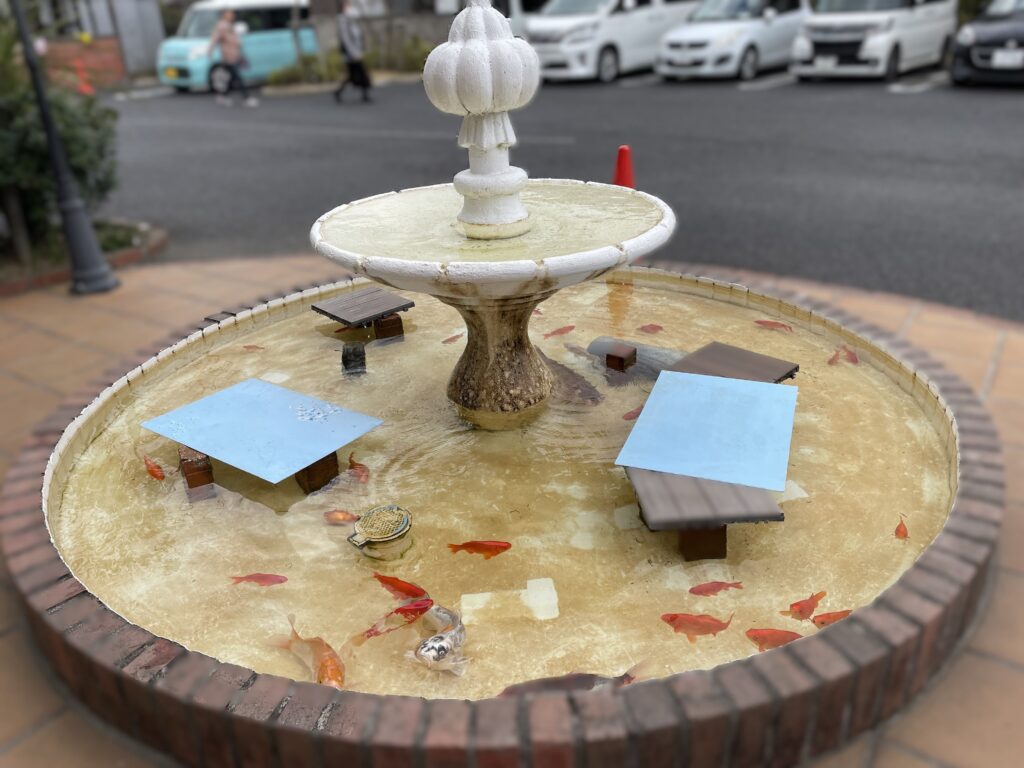 みずき薬局佐倉店のあるプチモンド佐倉の池で泳ぐ鯉と金魚