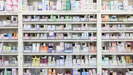 医薬品の備蓄は1200品目以上。取り寄せにも柔軟に対応します。